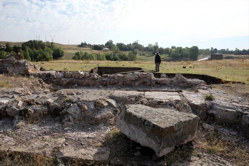 Eski Ahlat Şehri Kalesi'ndeki kazılarda su sarnıcı ortaya çıkarıldı - Resim: 16